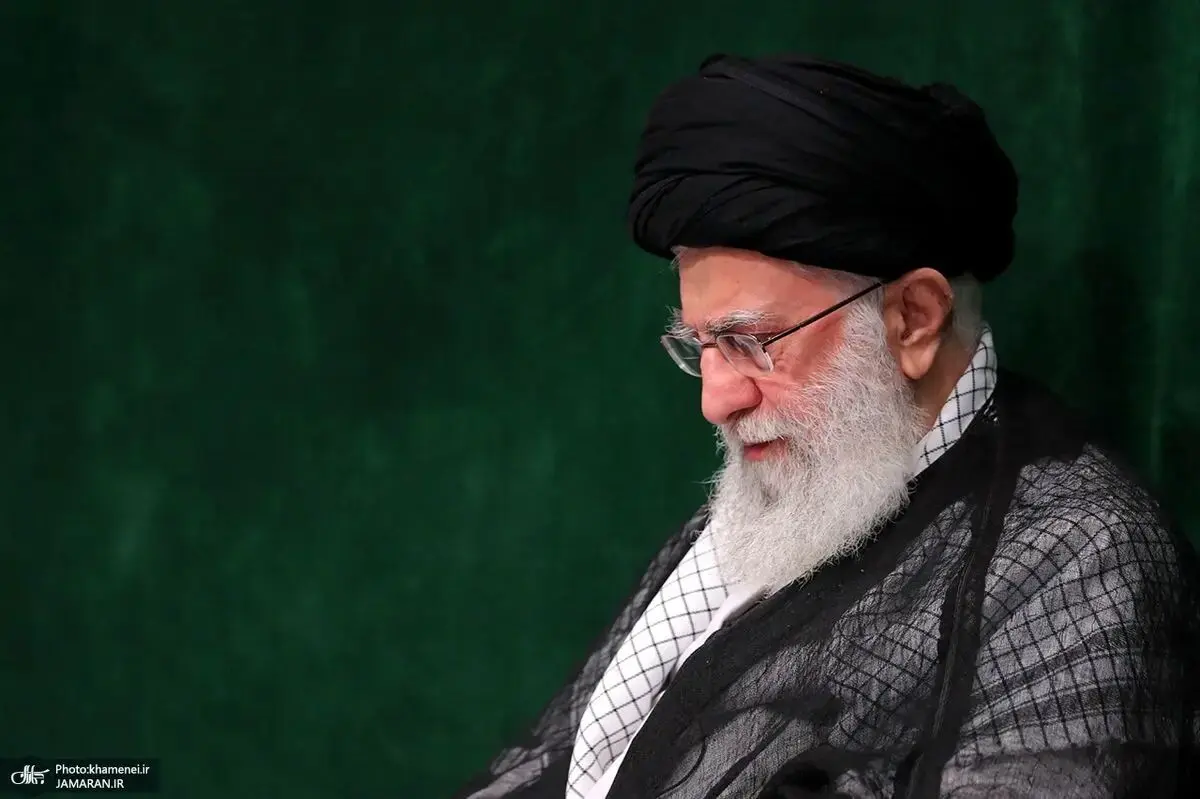 عکسی از حضور رهبر انقلاب در منزل ابراهیم رئیسی را ببینید