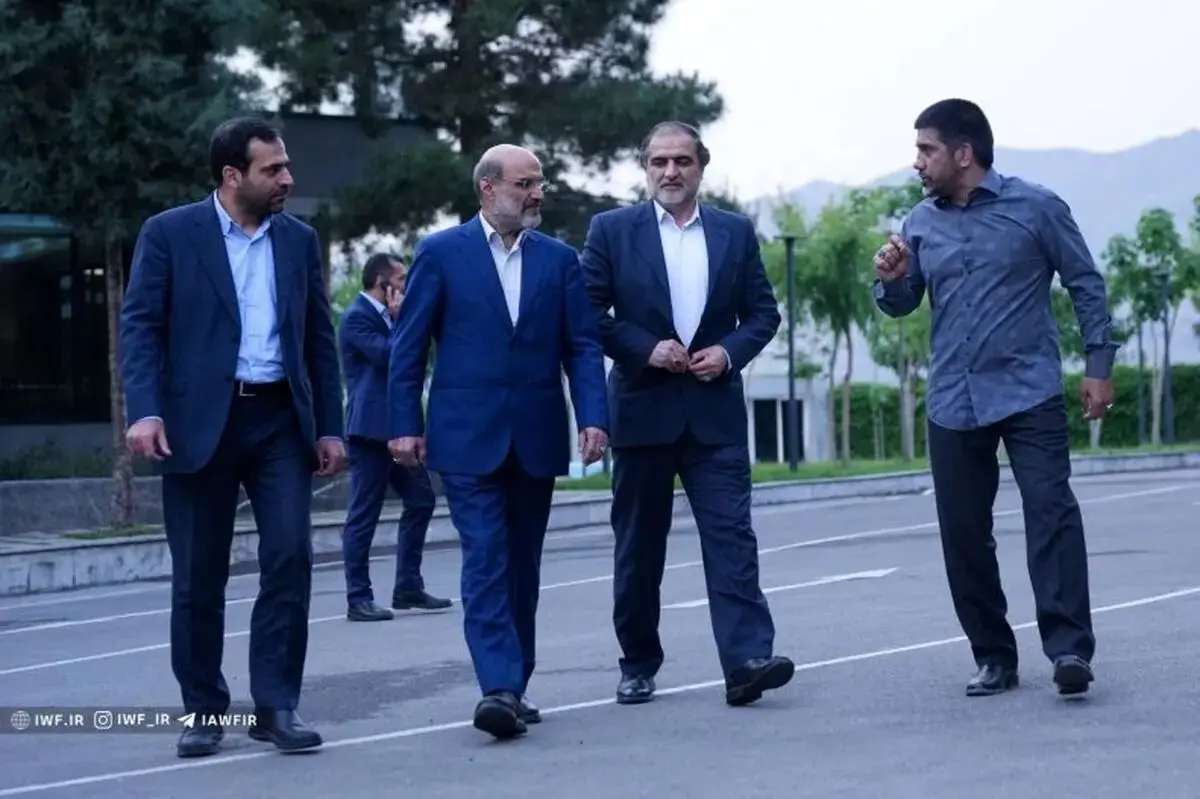 عکس| مالک استقلال در خانه کشتی چه می‌کند؟