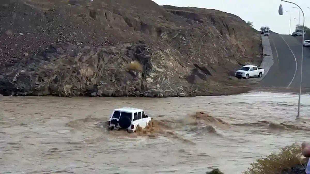 ویدئو | لحظات دلهره‌آور نجات سرنشین خودرو از وسط سیل