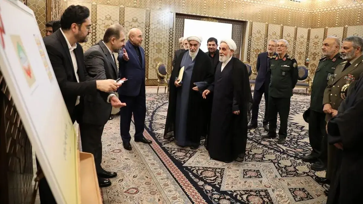 عکس | امضای یادگاری مخبر و محمدی گلپایگانی بر تمبر یابود مجلس دوازدهم
