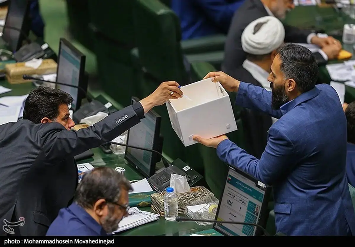 تصاویری از برگه رای نمایندگان برای انتخاب هیئت رئیسه مجلس