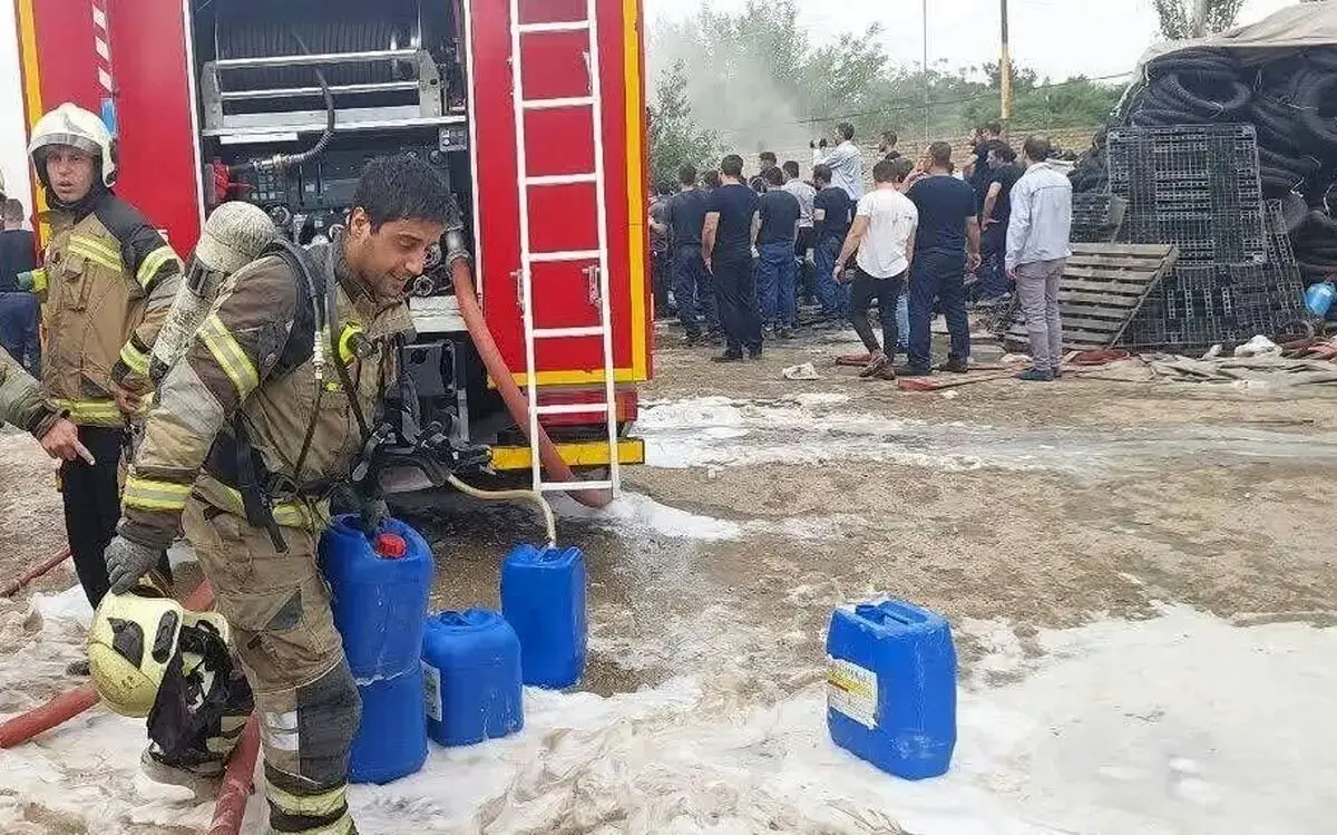 گزارش تصویری از آتش‌سوزی در کارخانه لاستیک‌سازی