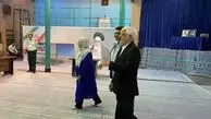 عکسی از محمدرضا عارف و همسرش پای صندوق رای
