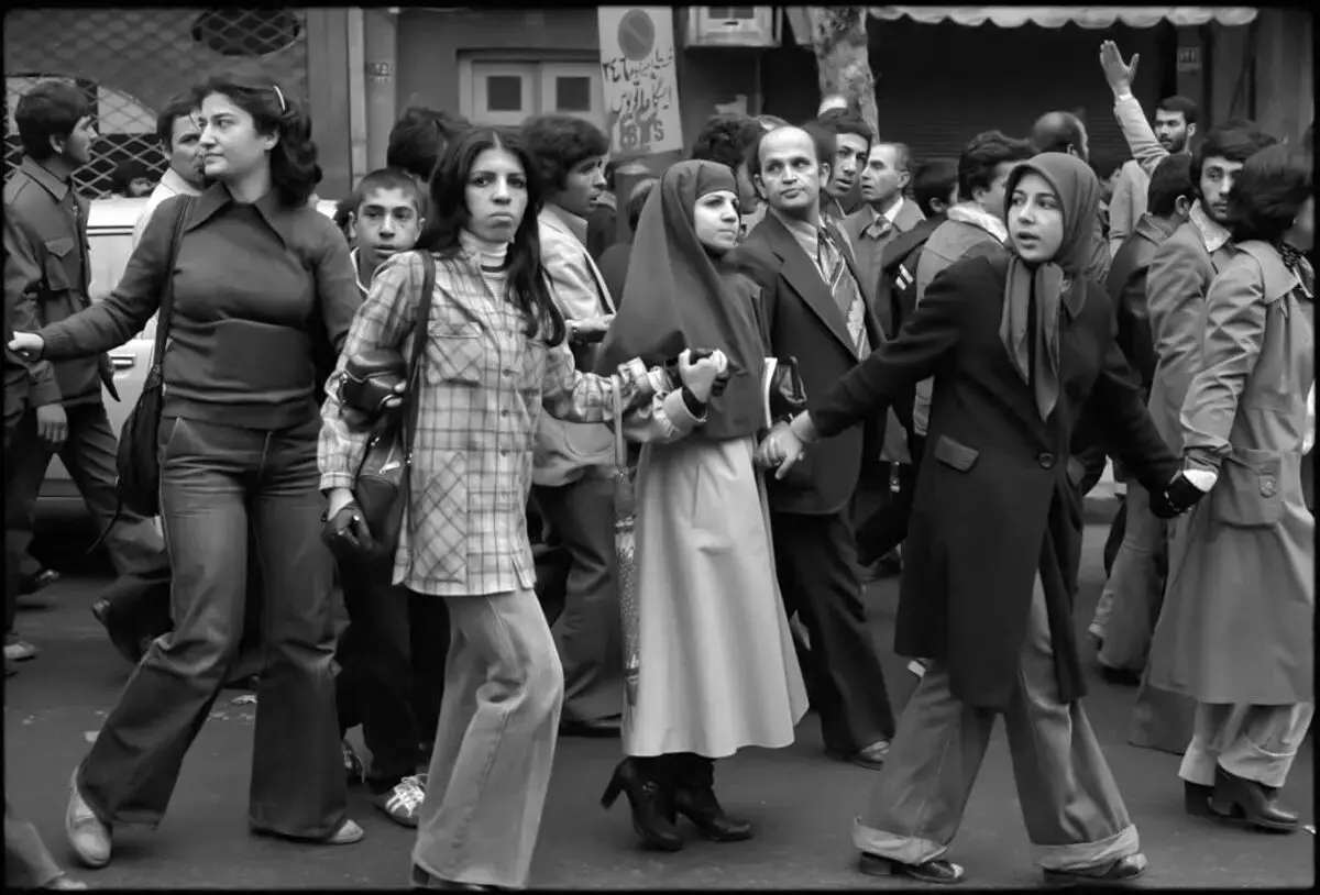 چه زمانی در ادارات حجاب اجباری شد؟
