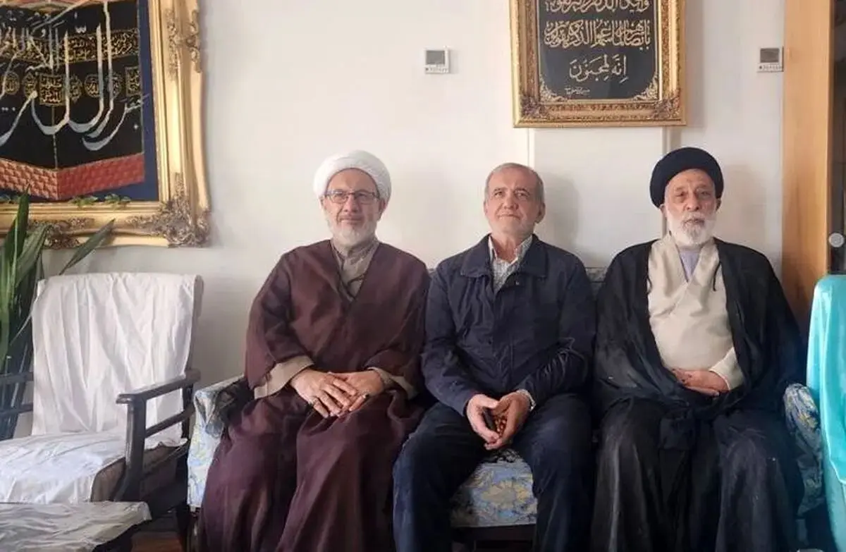 قابی از مسعود پزشکیان در منزل برادر رهبر انقلاب
