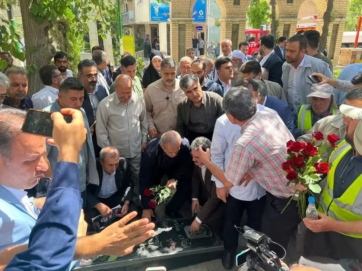 مسعود پزشکیان بر سر مزار زوج سنندجی پرواز هواپیمای اوکراین رفت