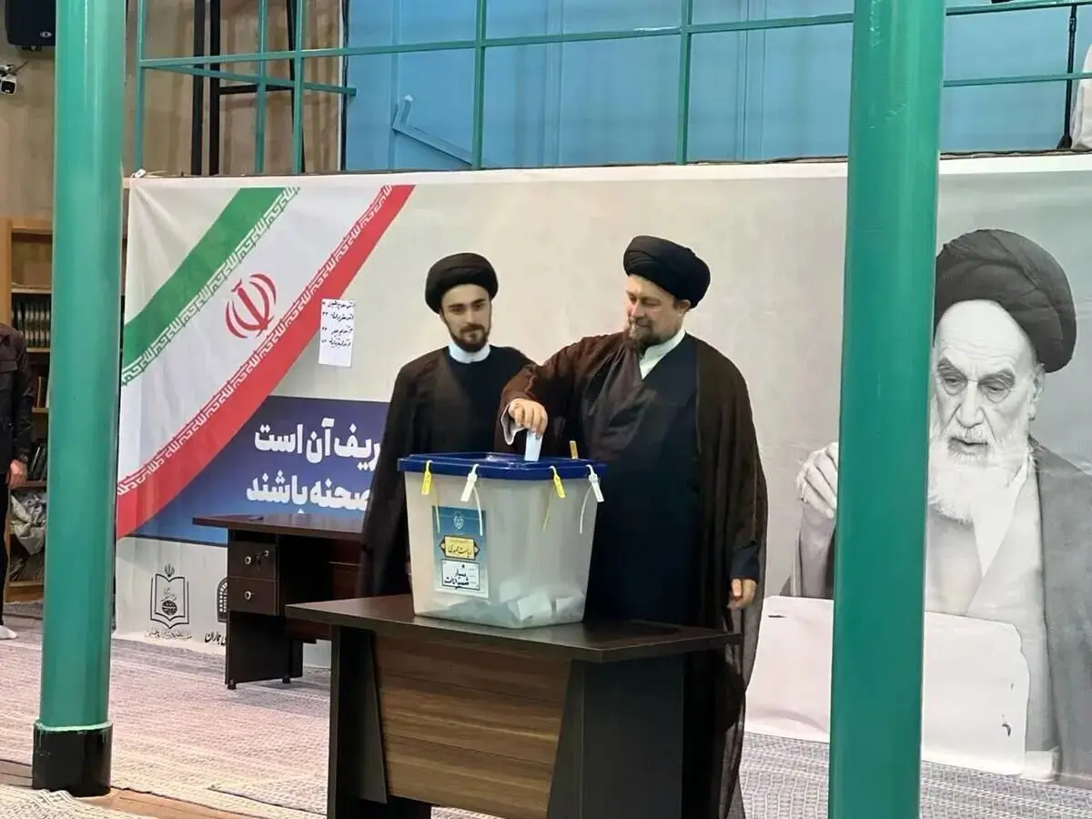عکسی از سید حسن خمینی با پسرش پای صندوق رای