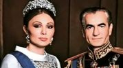 تونل زمان؛ عکس زیرخاکی  از محمدرضا شاه پهلوی و فرح دیبا بر سر گهواره مجلل دخترشون! 