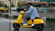 ببینید | تصویری احساسی از یک پدر و فرزندش زیر باران تهران