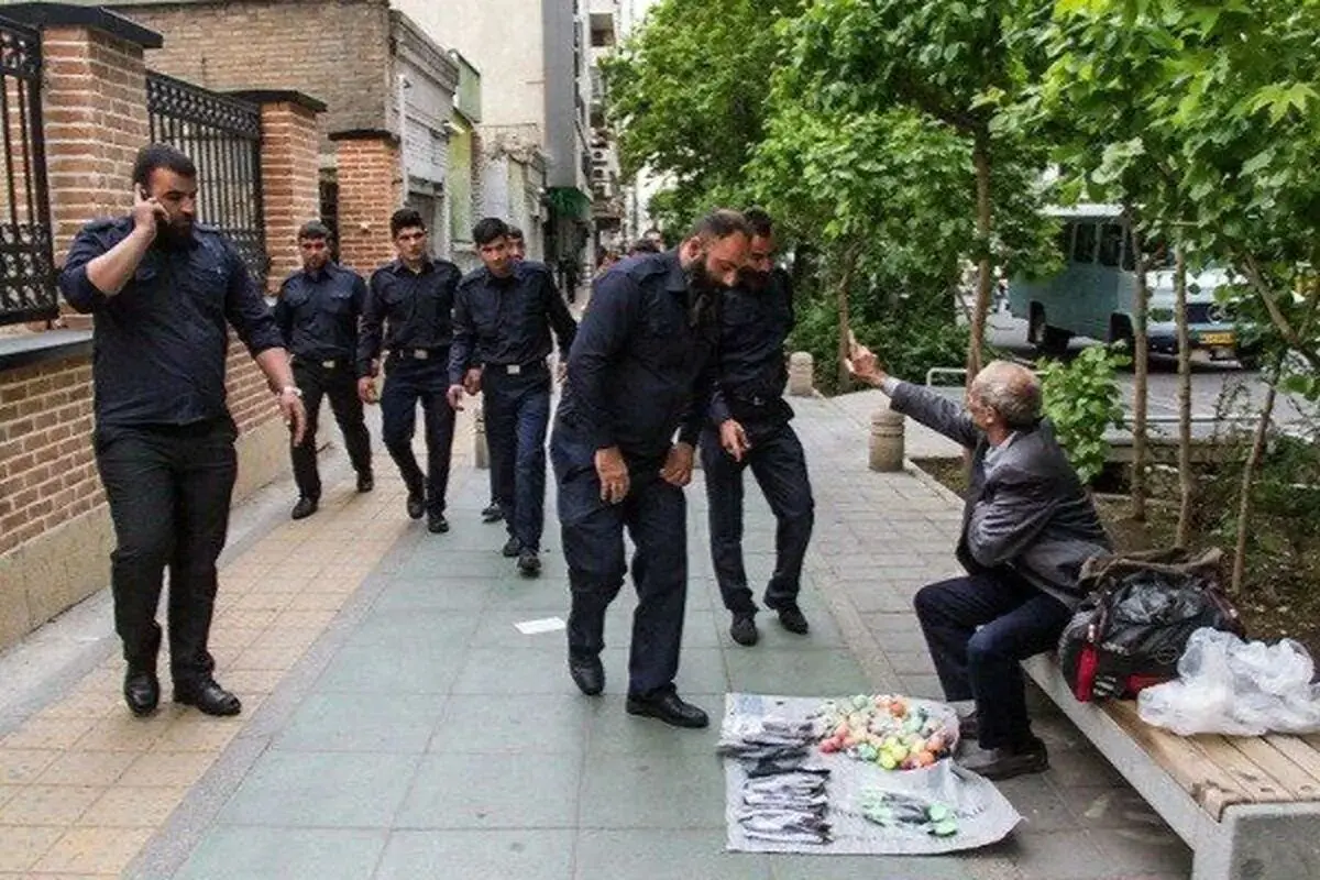 ببینید | برخورد خشن مامور سد معبر با دست‌فروش