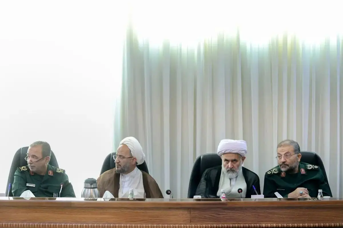 تصویری از حضور حسین طائب در جریان بازدید پزشکیان از قرارگاه خاتم