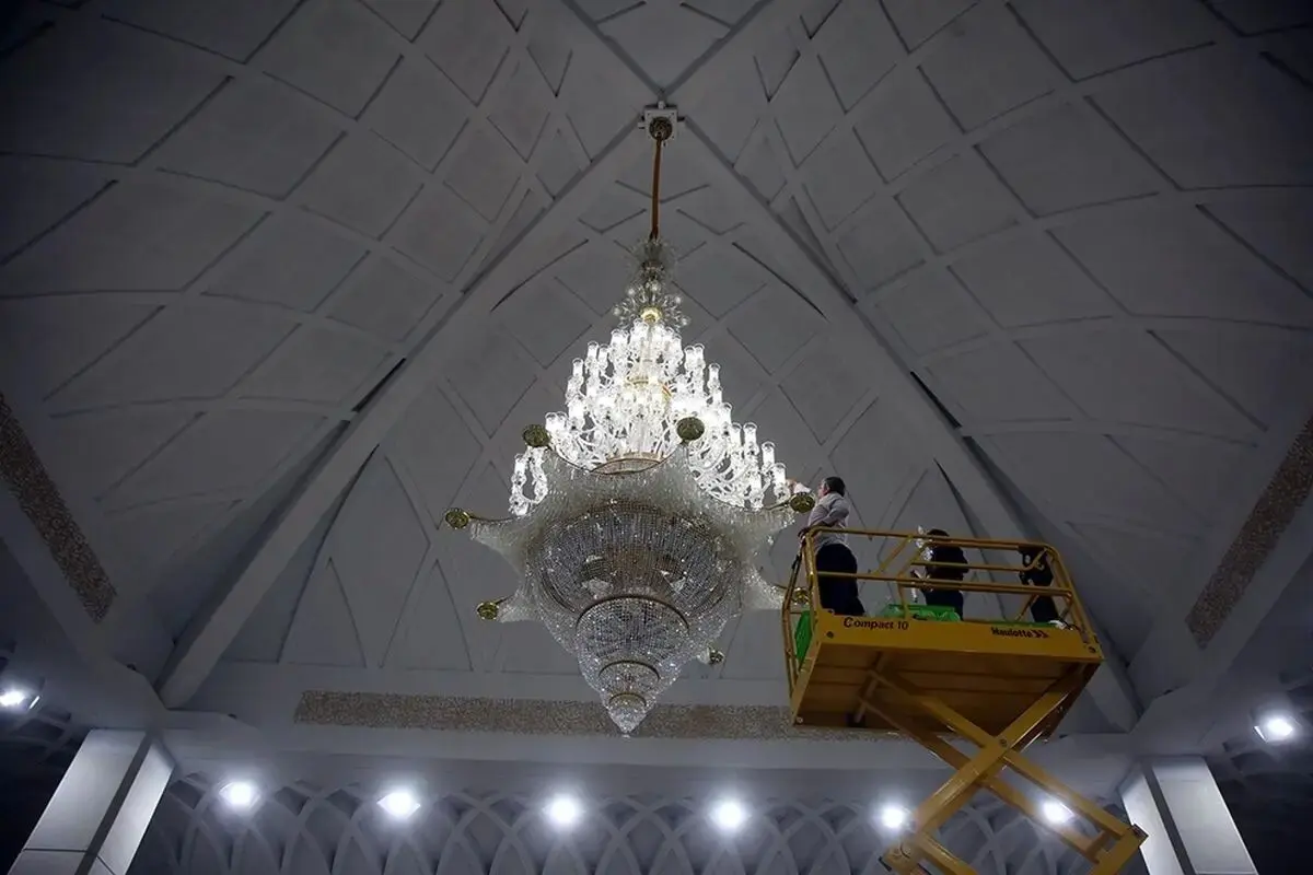 نصب لوستر ۱.۵ تُنی در حرم حضرت معصومه + تصاویر