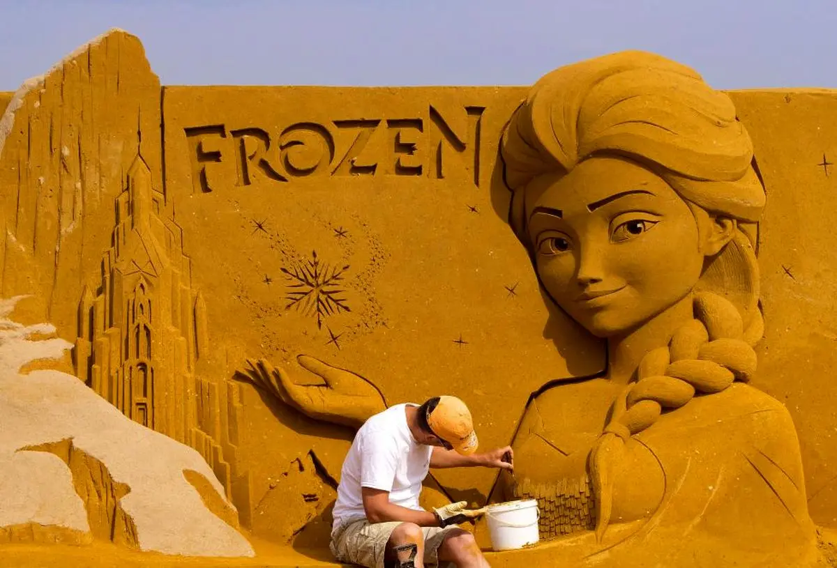 تصاویر زیبا از فستیوال مجسمه های شنی با الهام از Frozen
