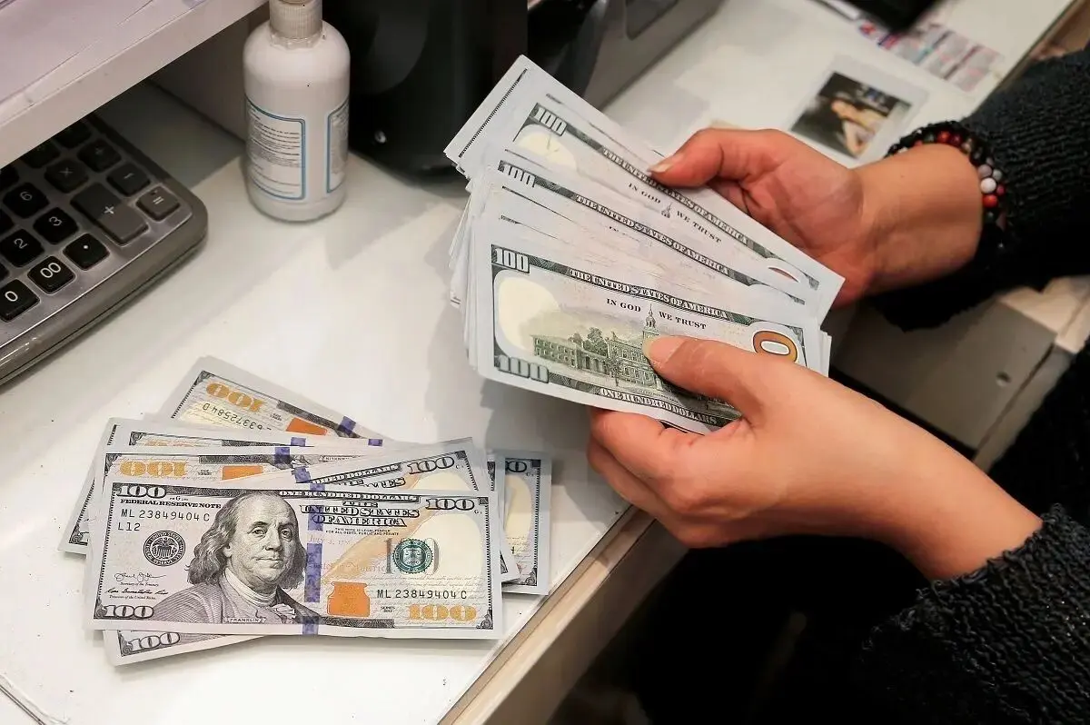 حراج سکه، عامل کاهش قیمت دلار
