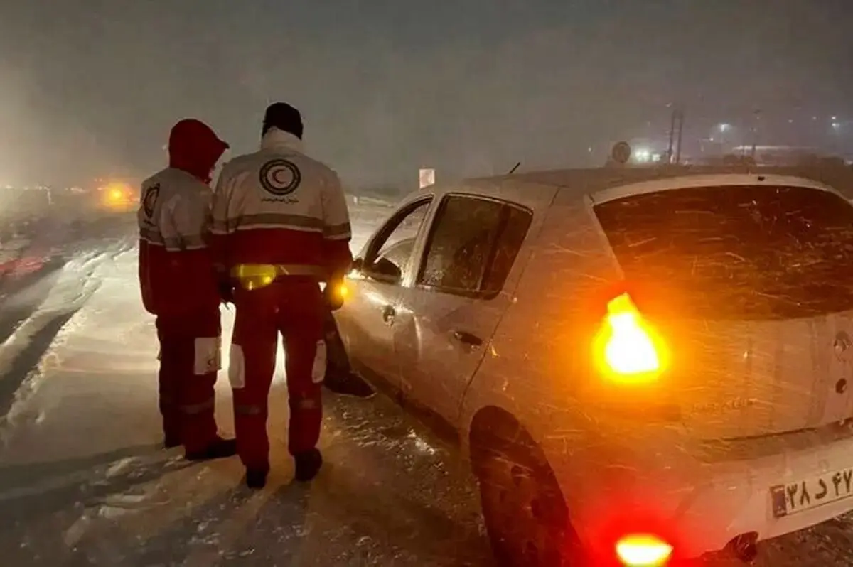 حادثه برای  ۲۲۰۰ زن و مرد در جاده‌های برفی ١٧ استان کشور