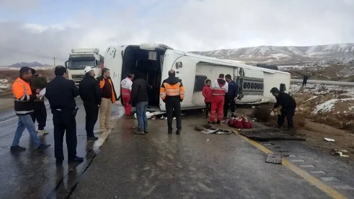یک کشته در پی واژگونی اتوبوس مسافربری