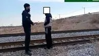نجات جوان ۱۹ ساله از خودکشی روی ریل قطار