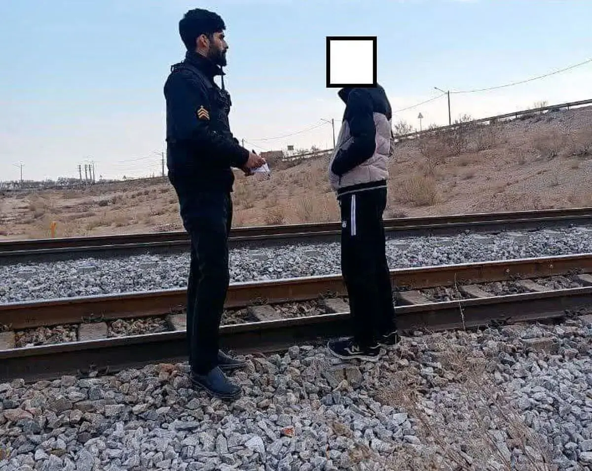 نجات جوان ۱۹ ساله از مرگ در ریل راه آهن اطراف سمنان