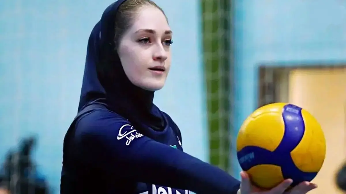 استوری جدید آیتک سلامت ستاره چشم رنگی تیم ملی با برادر و مادرش/ زیبایی در این خانوده ارثی است!