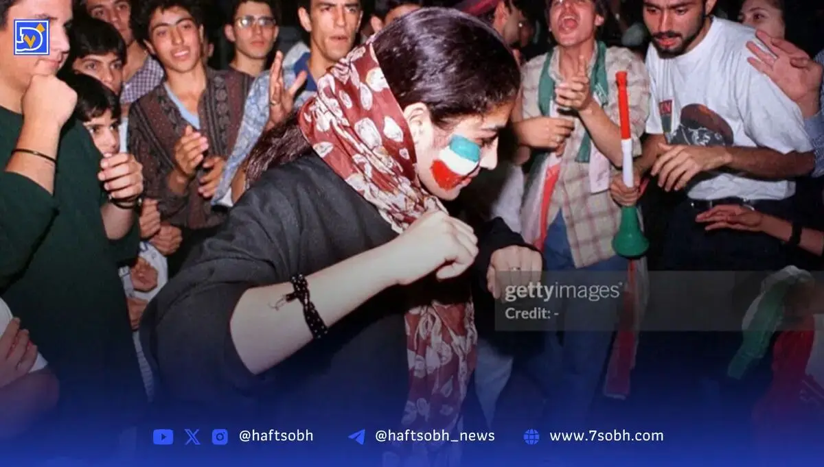 قاب تاریخ | عکس دسته‌جمعی تیم ملی با خواننده معروف، تذکر حجاب، جشن و پایکوبی در شب پیروزی مقابل آمریکا و...