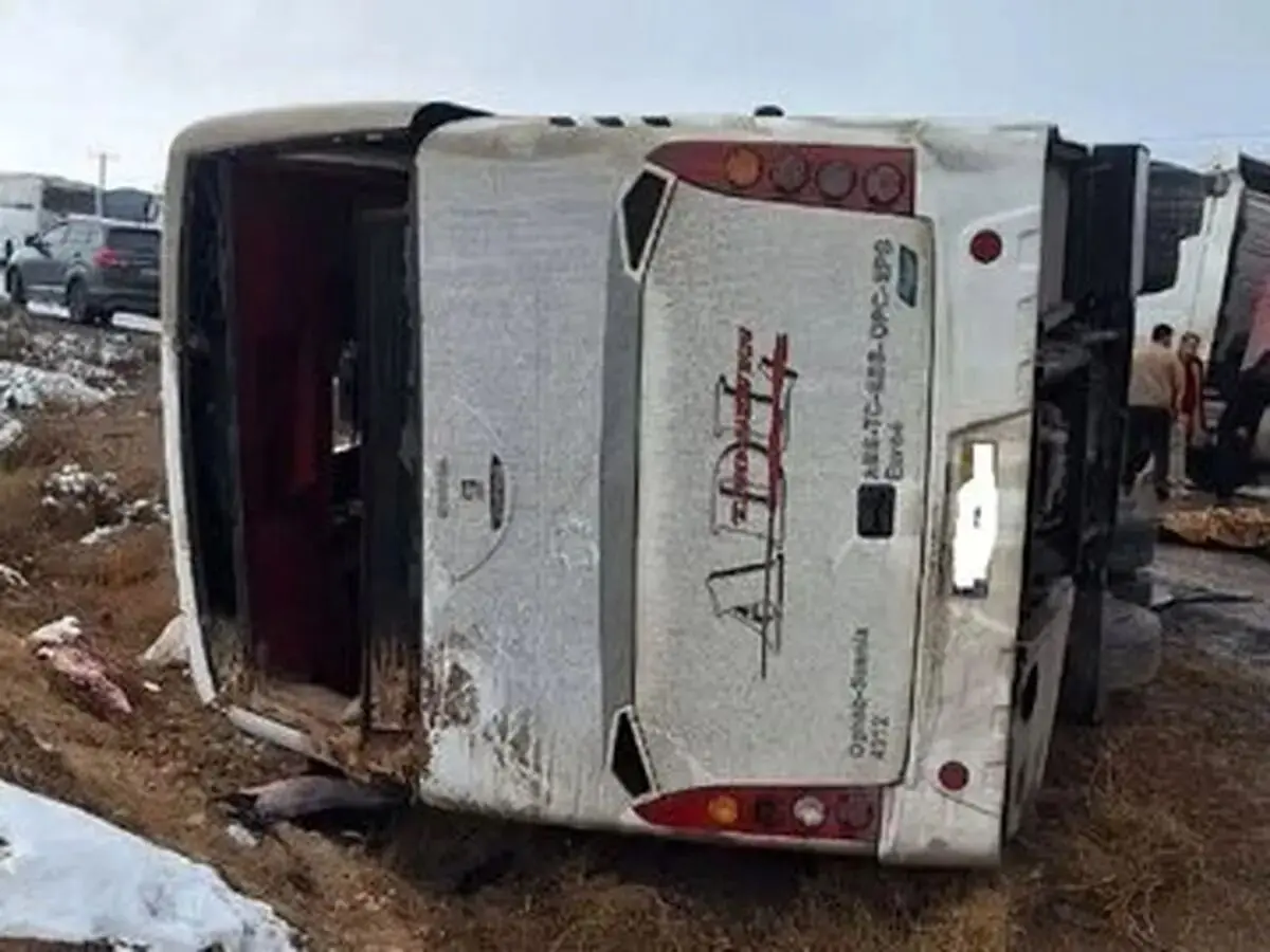 افزایش شمار جان‌باختگان حادثه واژگونی اتوبوس در کرمان به 15 نفر