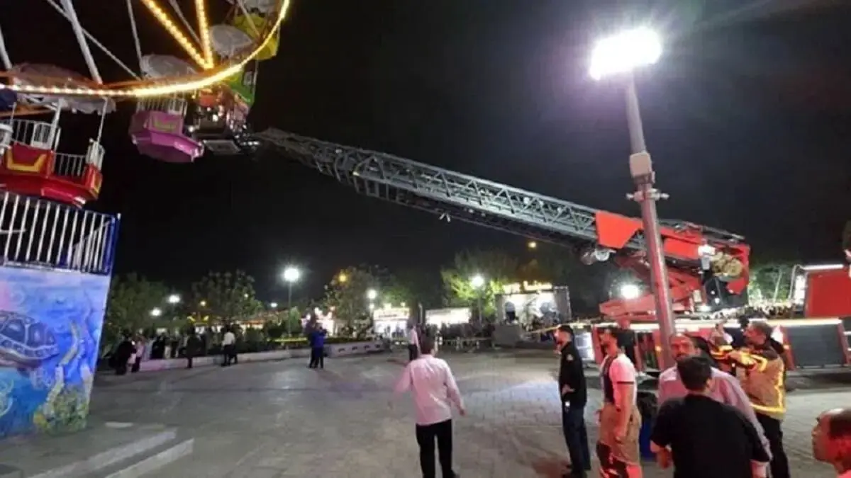 حادثه در شهربازی شهرری؛ گرفتار شدن ۳۱ نفر در چرخ و فلک