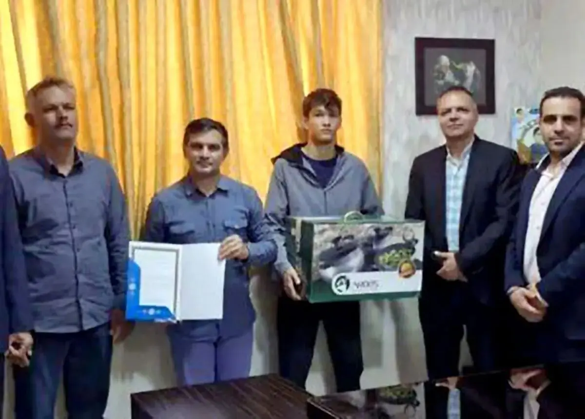 پاداشی که همه را متعجب کرد اهدای قابلمه به قهرمانان افتخارآفرین