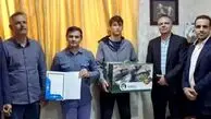 پاداشی که همه را متعجب کرد اهدای قابلمه به قهرمانان افتخارآفرین