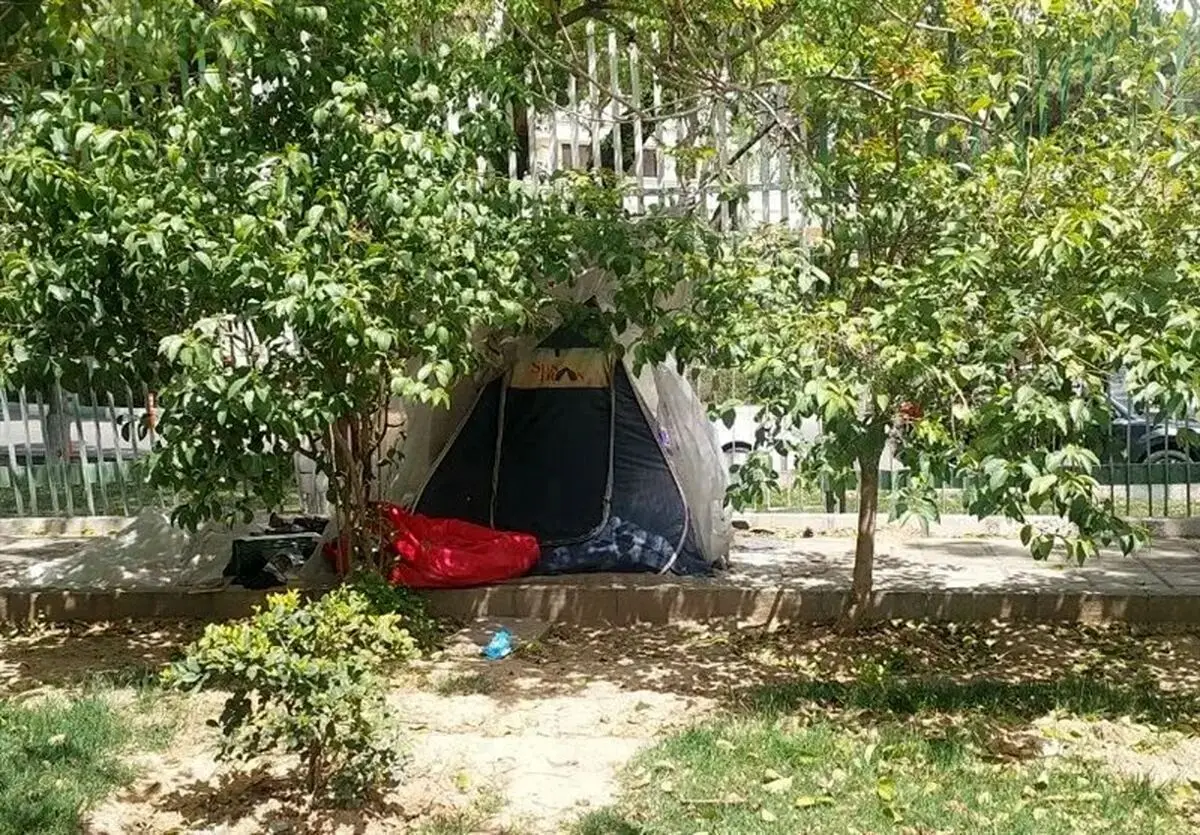 چادرخوابی بیماران اطراف بیمارستان قلب رجایی