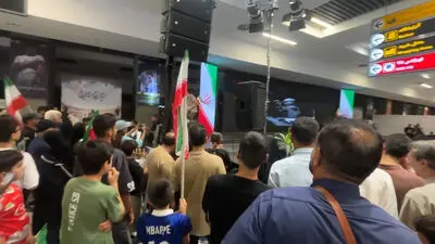 هوادار تیم ملی سوار بر ترامپ در مراسم استقبال از تیم ملی!