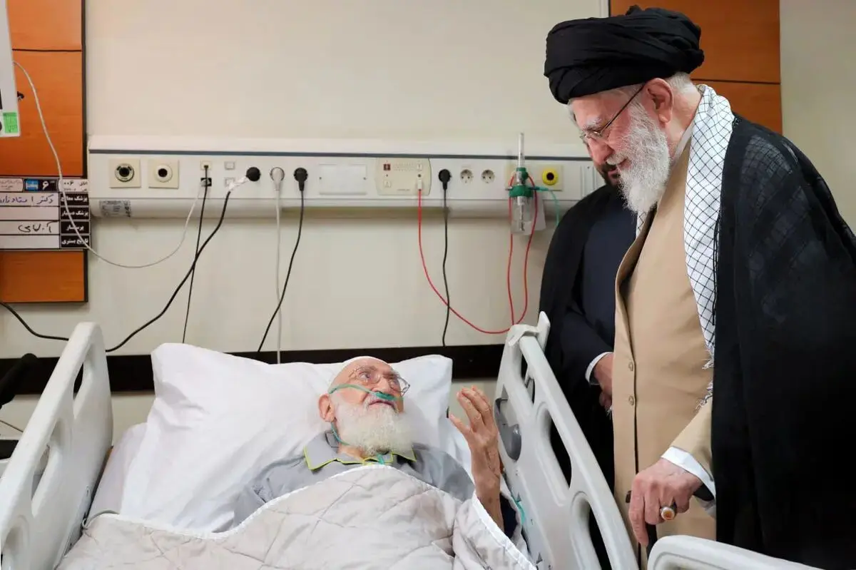 عیادت رهبر انقلاب از آیت‌الله نوری همدانی در بیمارستان تهران
