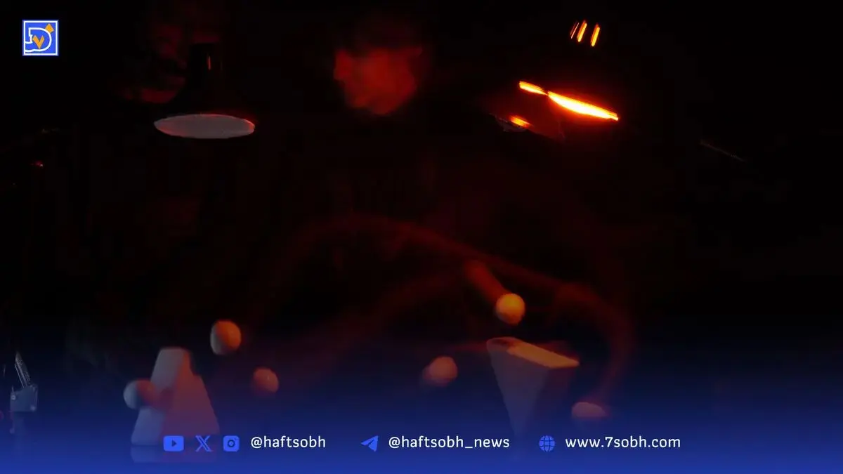 مَثلِث، جهانی که در یک توالت عمومی شکل می‌گیرد