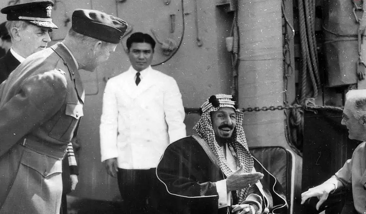 سفر در زمان؛ «پادشاه اول عربستان و اطرافیان در حال خوردن یک شتر کامل»؛ سال 1325