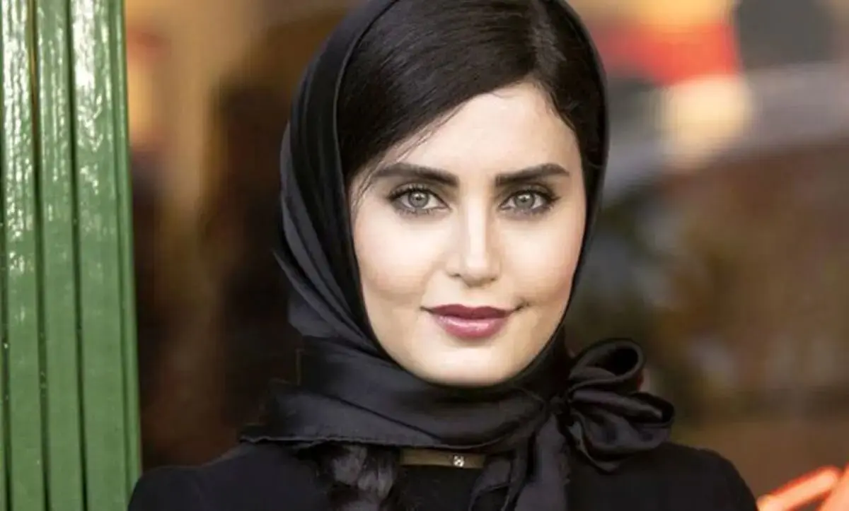عکس بدون روسری اما پوشیده الناز شاکردوست در یک کافه