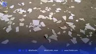 شورش‌ کاغذی | درحاشیه پاره‌ کردن‌ کتاب‌های درسی‌ توسط دانش‌آموزان دبستان پسرانه ‌
