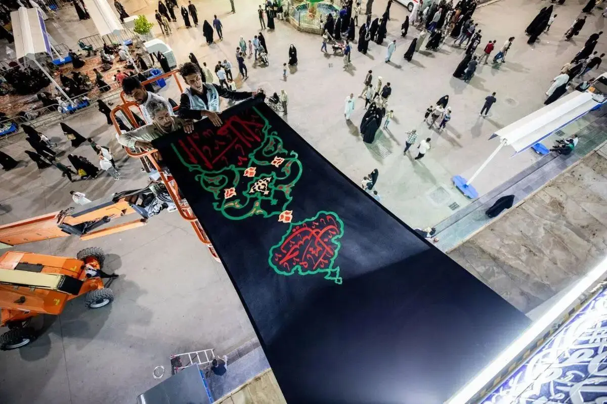 سیاه‌پوش کردن حرم مطهر امام حسین به مناسبت فرا رسیدن ماه محرم + عکس