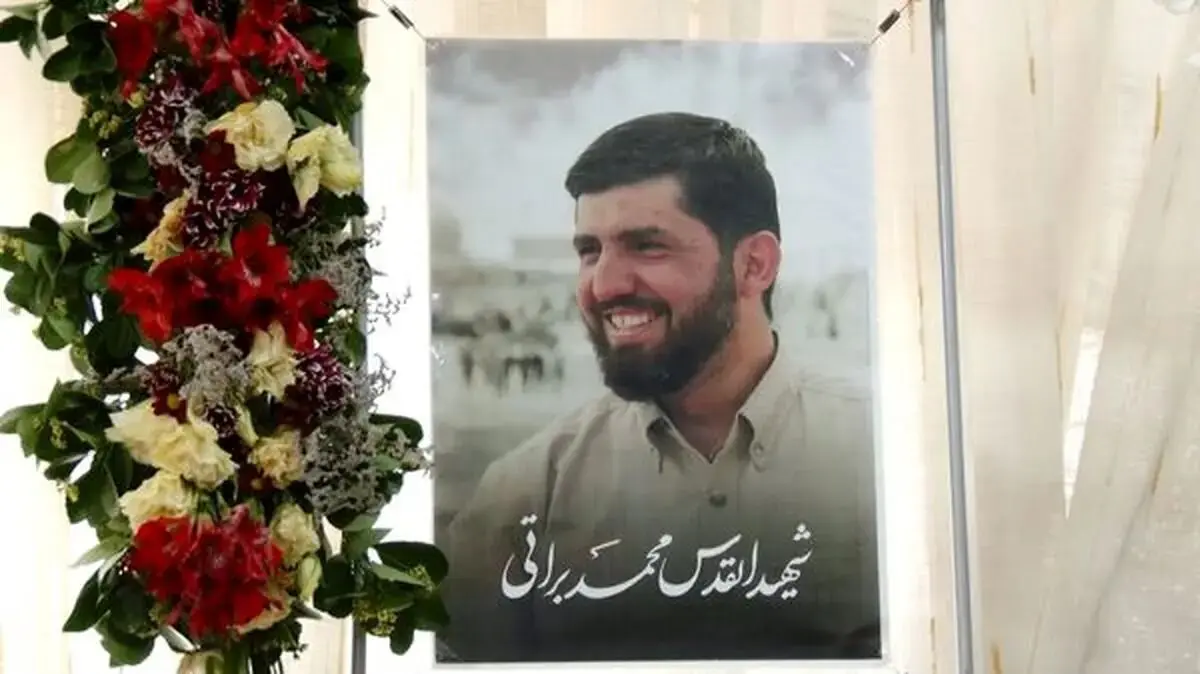 فرزندان شهید محمد براتی با لباس نظامی در کنار پیکر پدرشان + عکس