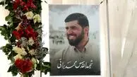 فرزندان شهید محمد براتی با لباس نظامی در کنار پیکر پدرشان + عکس