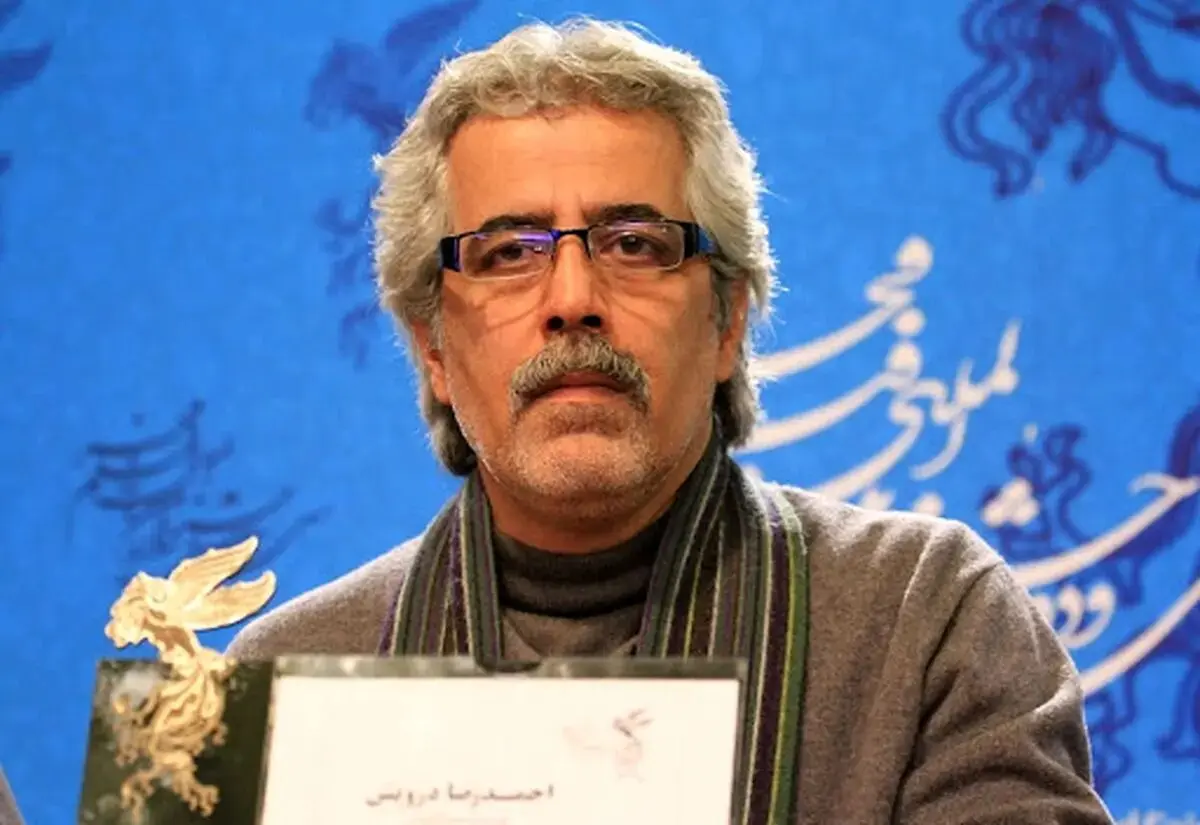 احمدرضا درویش جایزه‌هایش را به سحر امامی مجری شبکه خبر اهدا کرد