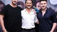عکس یادگاری امین حیایی با عوامل نمایش "شب امتحان" + عکس