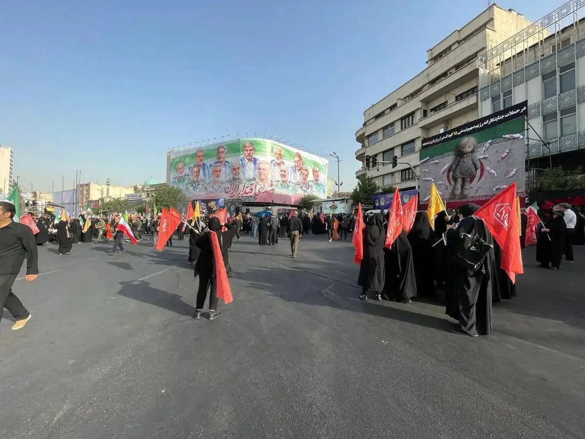 دیوارنگاره جدید میدان انقلاب اسلامی در تشییع پیکر شهدا + عکس