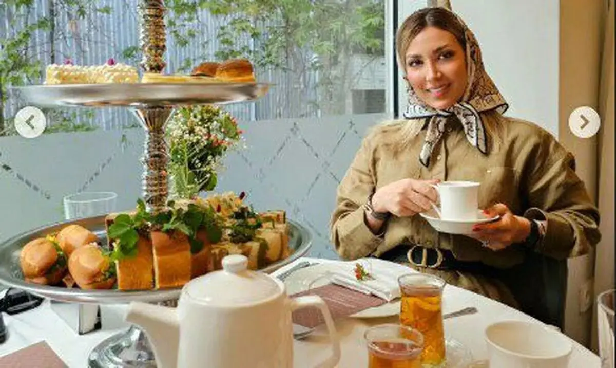 میز عصرانه مینا مختاری با گُل‌های نرگس و چای + عکس