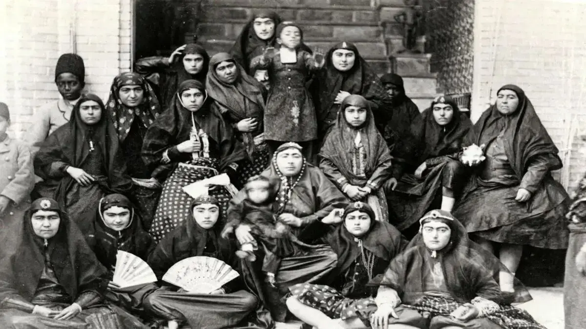 سفر به قاجار؛ عکس خاص یک خانواده مرفه ایرانی با چهل‌گیس و لباس فاخر