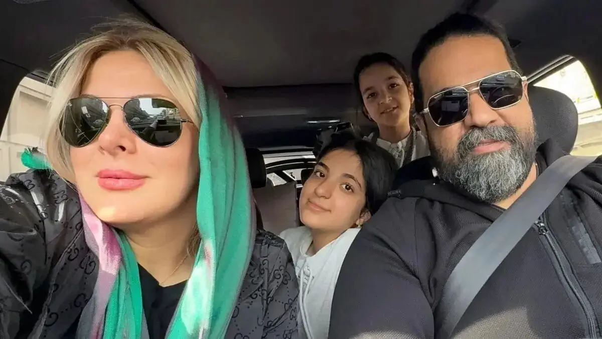 تیپ خاص رضا صادقی در کنار همسر و دخترانش؛ تصویری خانوادگی که دل همه را برد