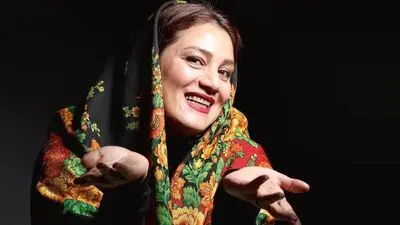 شبنم مقدمی پشت نوید محمدزاده درآمد
