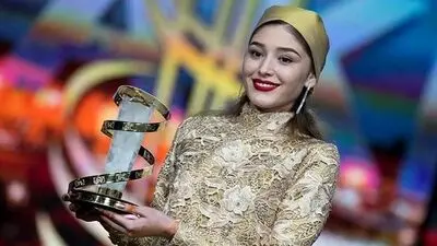 بیوگرافی فرشته حسینی مهاجرت از افغانستان به ایران و ازدواج با نوید محمدزاده و فعالیت های هنری + عکس خانواده اش