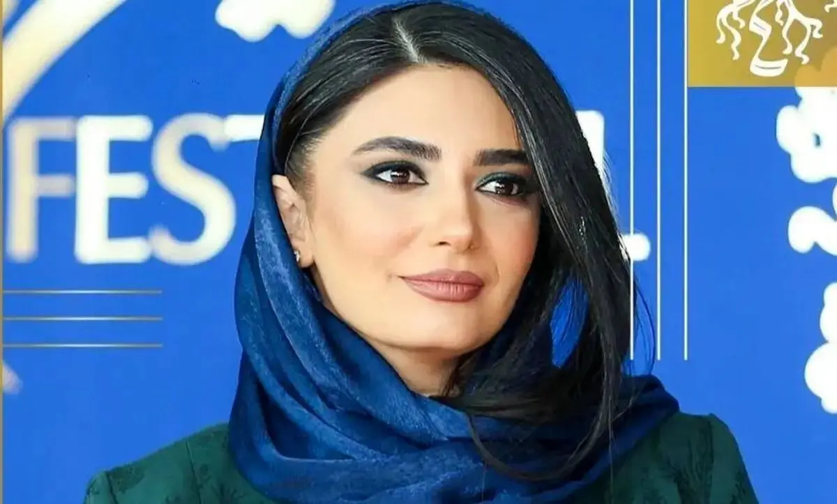 انتخاب جسورانه لیندا کیانی در استایل؛ مانتو روشن و شال قرمز! + عکس