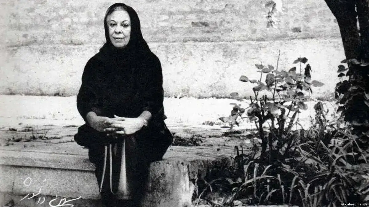 سفر در زمان به دهه 70؛ سیمین دانشور در حیاط خانه‌اش، چهره‌ای ناب از زندگی یک اسطوره + عکس