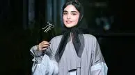 سلفی اروپایی در خودروی میلیاردی الهه حصاری/ استیکر پروانه آبی؛ عشق یا ...