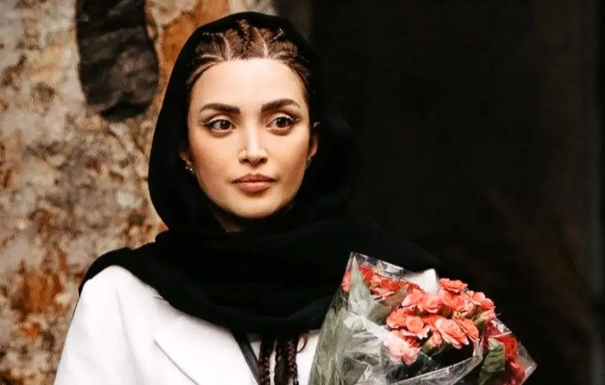 عکس دیده نشده از اتاق مطالعه جذاب بهنوش طباطبایی؛ خانم بازیگر چه کتاب‌های جالبی داره!
